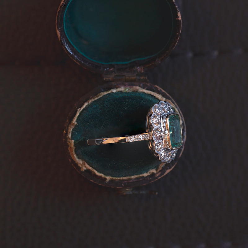 Anello a margherita in oro bianco 18K con smeraldo (1.19ct) e diamanti (0.80ct)