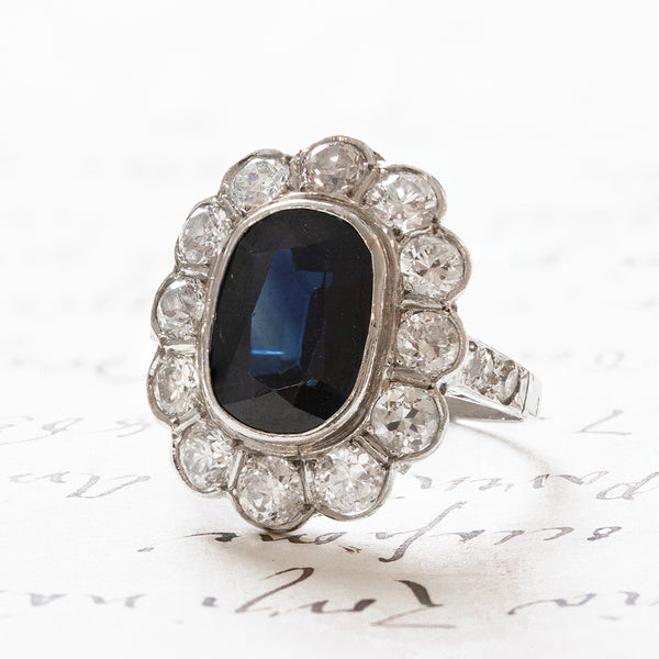 Vintage daisy ring in platinum, with sapphire (approx.6ct) and diamonds (approx.1.25ct), 1960s