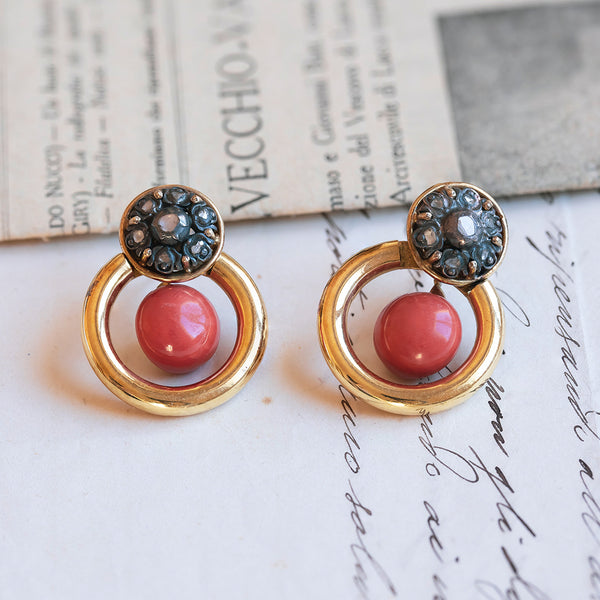 Deux boucles d'oreilles en un vintage en or 18 carats et argent avec corail et diamants, années 1970