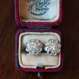 Orecchini vintage in oro bianco 18K, con diamanti centrali (totale stimato di 0.50ct) e rosette, anni '50