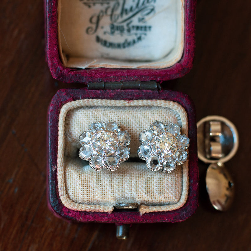Orecchini vintage in oro bianco 18K, con diamanti centrali (totale stimato di 0.50ct) e rosette, anni '50