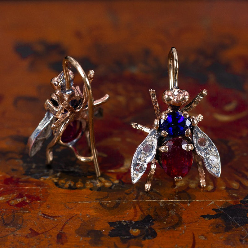 Orecchini a forma di mosca in stile antico, in oro 9K e argento, con rubini, zaffiri e rosette - Antichità Galliera