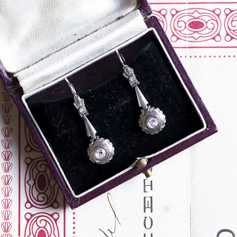 Orecchini antichi in platino con diamanti di taglio vecchio (0.40ctw ca.) e diamanti di taglio huit-huit, anni '30/'40