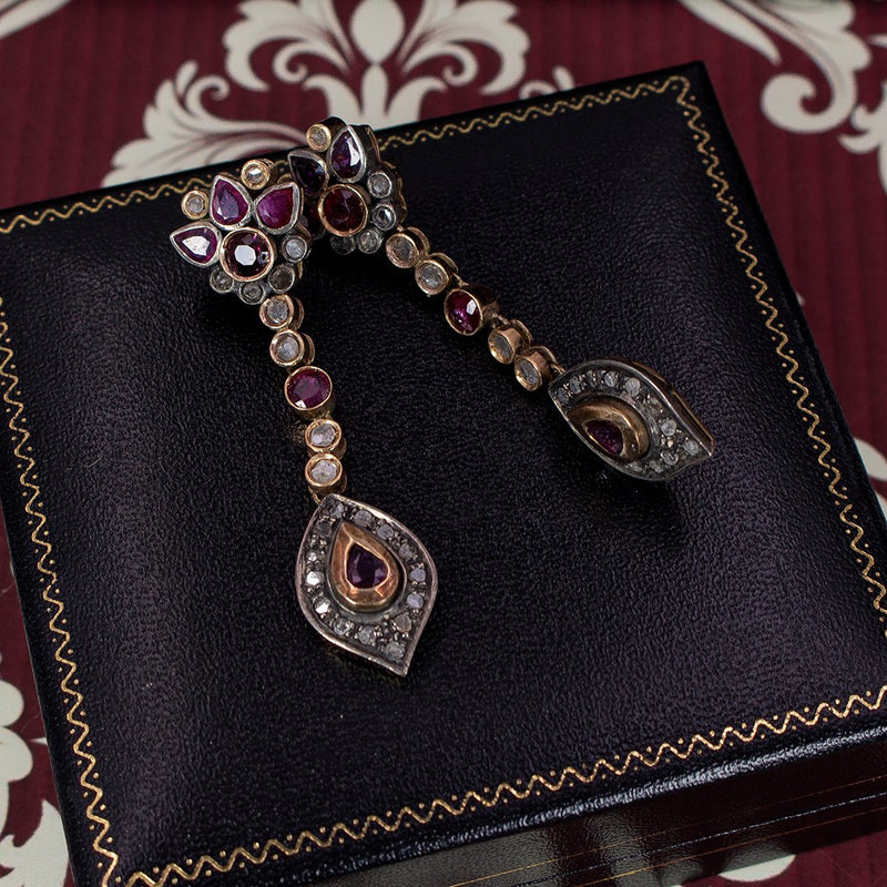 Orecchini in stile antico in oro 14K, con rubini e rosette di diamante - Antichità Galliera