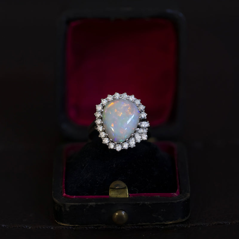 Bague vintage en or blanc 14 carats avec opale (environ 5 ct) et diamants (environ 0,64 ct), années 1970