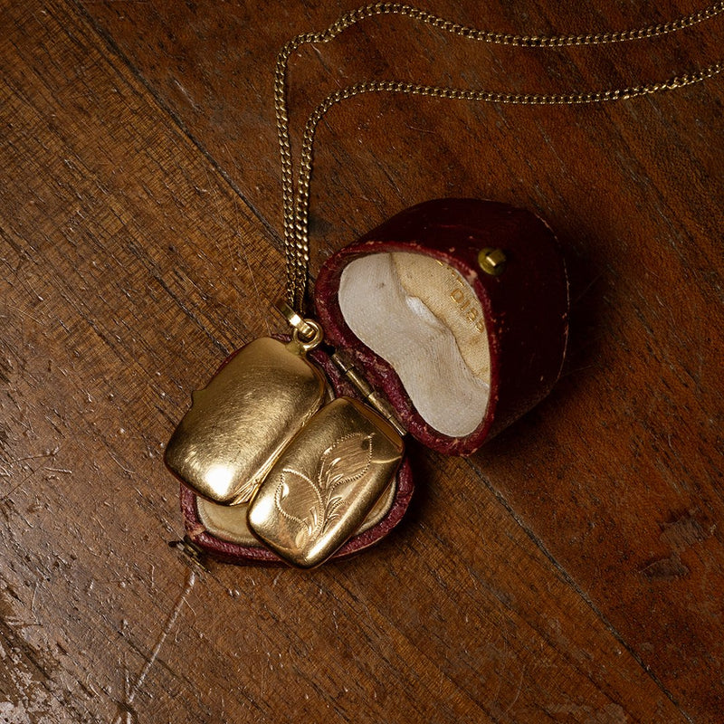 Pendente portafoto in oro 18K con calla incisa, primi del '900 - Antichità Galliera