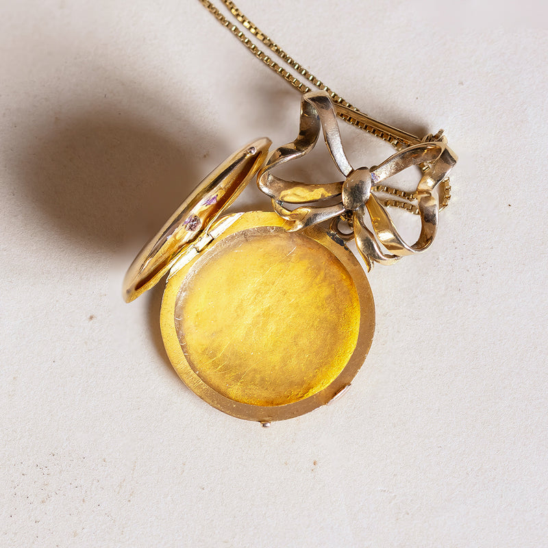 Pendentif porte photo antique or 18k miniature décorée d'une demoiselle ( circa 1920) - France Pendentif porte photo antique or 18k miniature décorée d'une demoiselle ( circa 1920) - France