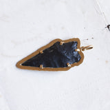 Prähistorischer Pfeilspitzenanhänger in Stein und Vintage-Fassung aus 18 Karat Gold