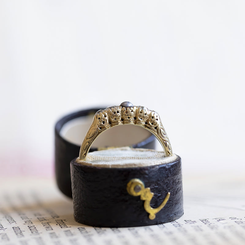 Anello a riviera antico in oro 14K con perlina nera e diamanti di taglio vecchio (0.20ctw ca.), primi anni del '900