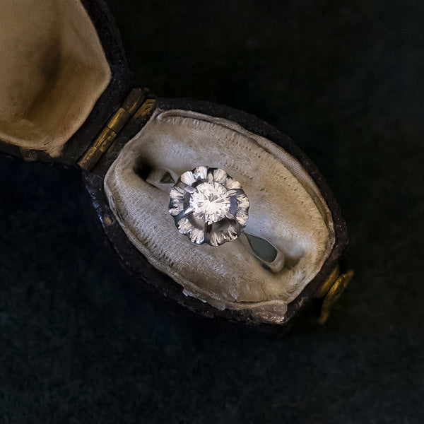 Solitario in oro bianco 18K con diamante di taglio brillante di 0.30ct ca., anni '40