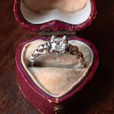 Antiker Solitär aus 18 Karat Weißgold mit einem alten Diamanten im europäischen Schliff von ca. 0.55 ct, 40er Jahre