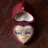 Antiker Solitär aus 18 Karat Weißgold mit einem alten Diamanten im europäischen Schliff von ca. 0.55 ct, 40er Jahre