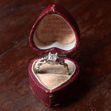 Antiker Solitär aus 18 Karat Weißgold mit einem alten Diamanten im europäischen Schliff von ca. 0.55 ct, 40er Jahre