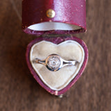 Antique solitaire in 18K white gold with an old mine cut diamond of approx.0.45ct, 40s