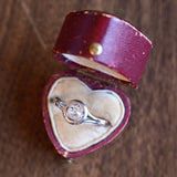 Antiker Solitär aus 18 Karat Weißgold mit einem alten Diamanten im Minenschliff von ca. 0.45 ct, 40er Jahre