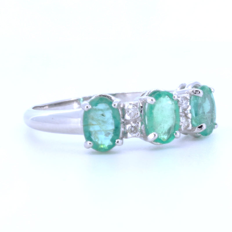 MODERN STYLE RING IN 18K GOLD WITH EMERALDS AND DIAMONDS