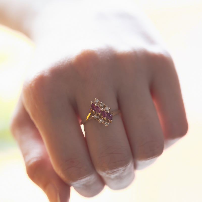 Anello vintage in oro 14K con rubini e diamanti, anni '60
