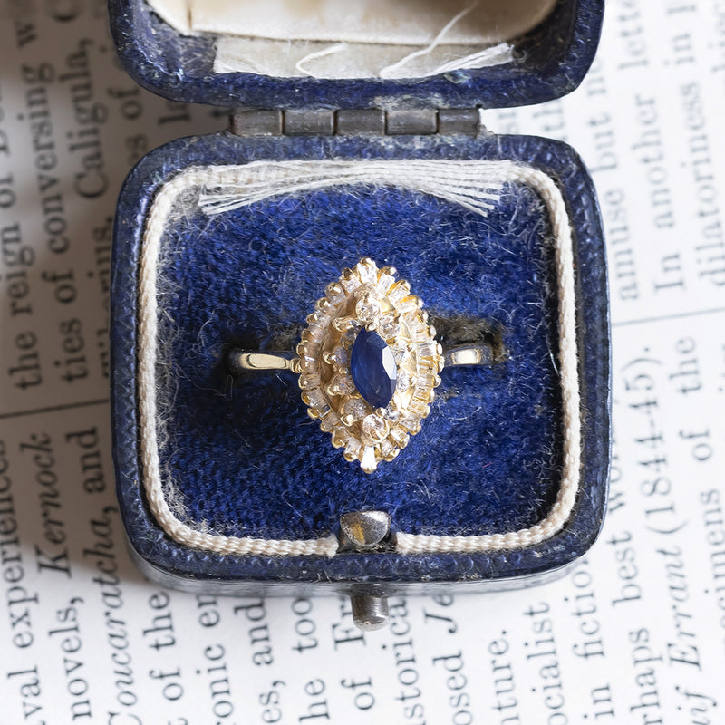 Anello vintage in oro 14K con zaffiro centrale e diamanti, anni '50/'60