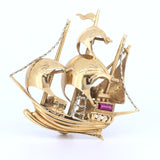 Broche vintage en forme de voilier en or 18 carats avec rubis, 60