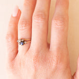 Antike Toi et Moi + Trilogie in 18 Karat Gelbgold und Silber mit Saphir und Diamanten (Mitte ca. 0.10 ct), 10er/20er Jahre