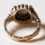 Vintage-Ring im antiken Stil aus 18 Karat Gold und Silber mit einem zentralen Diamanten im Rosenschliff (ca. 2.20 ct) und Diamanten im Rosettenschliff