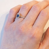Vintage Gänseblümchenring aus 18 Karat Weißgold mit Saphir (ca. 0.35 ct) und Diamanten (ca. 0.15 ctw), 60er/70er Jahre
