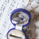 Anello vintage in oro bianco 14K con zaffiro (1.76ct ca.) e diamanti (2ctw ca.), anni ‘70/‘80