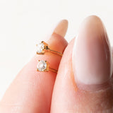 18 Karat Gelbgold-Ohrringe mit hellen Punkten und Diamanten im Brillantschliff (ca. 0.12 Karat)