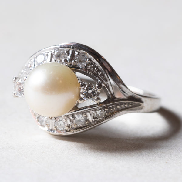 Anello vintage in oro bianco 14K con perla e diamanti (0.36ctw ca.), anni ‘60