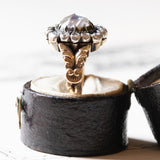 Vintage-Ring im antiken Stil aus 18 Karat Gold und Silber mit einem zentralen Diamanten im Rosenschliff (ca. 2.20 ct) und Diamanten im Rosettenschliff