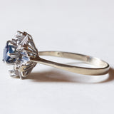 Vintage Gänseblümchenring aus 18 Karat Weißgold mit Saphir (ca. 0.60 ct) und Diamanten (ca. 0.06 ctw), 60er/70er Jahre