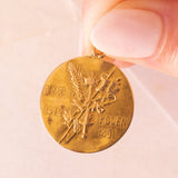 Ciondolo francese vintage con Giovanna d’Arco in oro giallo 18K
