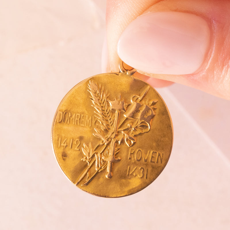Ciondolo francese vintage con Giovanna d’Arco in oro giallo 18K