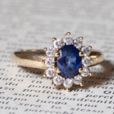Vintage 9K gold daisy ring with sapphire (approx.0.80ct) and diamonds (approx.0.24ctw), 60s / 70s