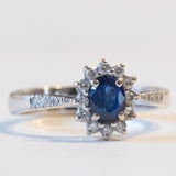 Vintage Gänseblümchenring aus 18 Karat Weißgold mit Saphir (ca. 0.35 ct) und Diamanten (ca. 0.15 ctw), 60er/70er Jahre