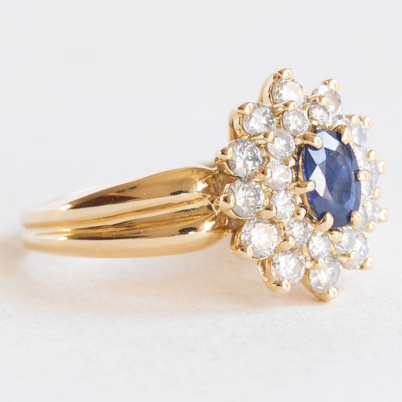 Anello vintage a margherita in oro giallo 18K con zaffiro (0.47ct ca.) e diamanti (0.84ctw ca.), anni ‘60
