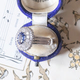 Anello vintage in oro bianco 14K con zaffiro (1.76ct ca.) e diamanti (2ctw ca.), anni ‘70/‘80