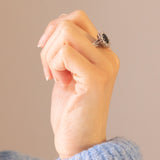Vintage Gänseblümchen-Ring aus 18 Karat Weißgold mit Saphir (ca. 1.10 Karat) und Diamanten im Brillantschliff (ca. 1 Karat), 60er