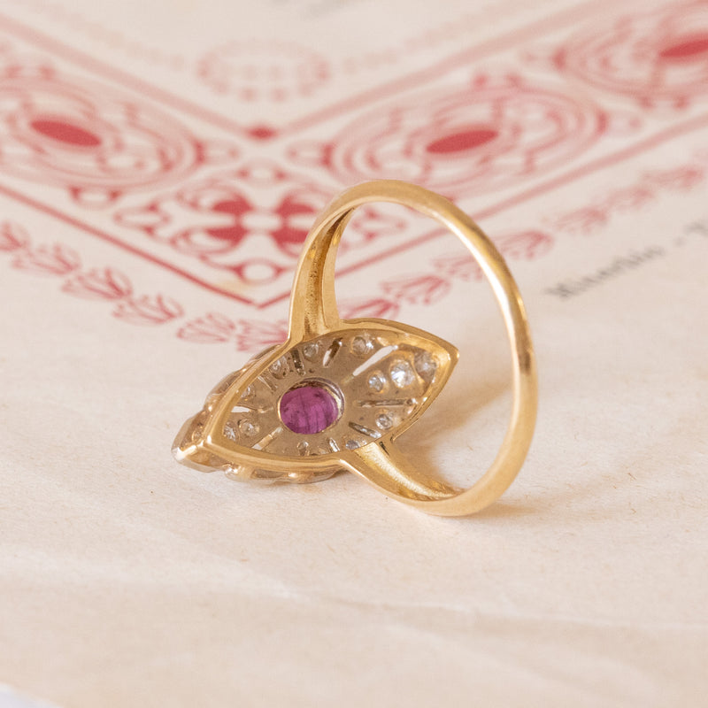 Anello a navette antico in oro 18K con rubino e diamanti (0.14ctw ca.), anni ‘30/‘40
