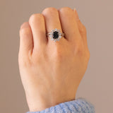 Vintage Gänseblümchen-Ring aus 18 Karat Weißgold mit Saphir (ca. 1.10 Karat) und Diamanten im Brillantschliff (ca. 1 Karat), 60er