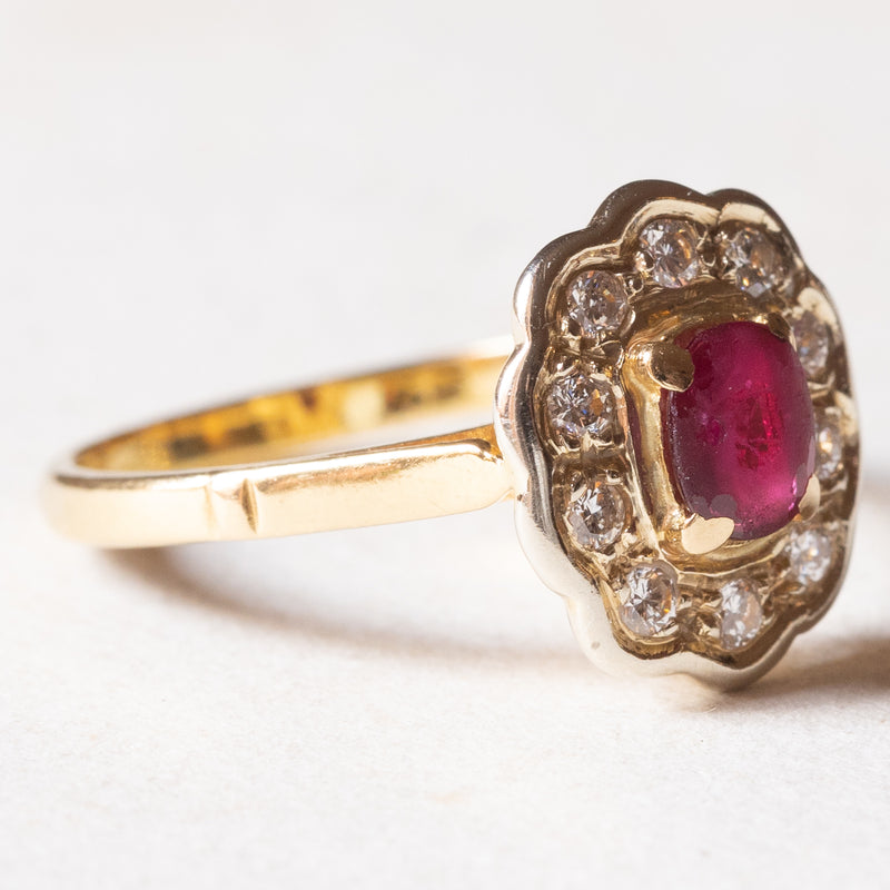 Anello vintage a margherita in oro 18K con rubino (0.30ct ca.) e diamanti (0.30ctw ca.), anni ‘60