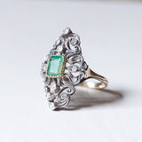 Vintage antique style ring in 18K gold and silver with emerald and diamonds, 1950s
