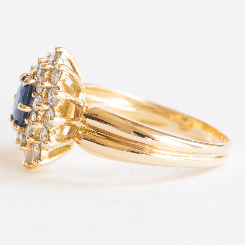 Anello vintage a margherita in oro giallo 18K con zaffiro (0.47ct ca.) e diamanti (0.84ctw ca.), anni ‘60