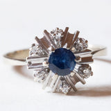 Vintage Gänseblümchenring aus 18 Karat Weißgold mit Saphir (ca. 0.60 ct) und Diamanten (ca. 0.06 ctw), 60er/70er Jahre