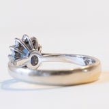 Vintage Gänseblümchenring aus 18 Karat Weißgold mit Saphir (ca. 0.35 ct) und Diamanten (ca. 0.15 ctw), 60er/70er Jahre