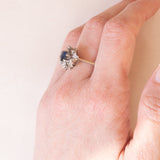 Vintage Gänseblümchenring aus 18 Karat Weißgold mit Saphir (ca. 0.60 ct) und Diamanten (ca. 0.06 ctw), 60er/70er Jahre