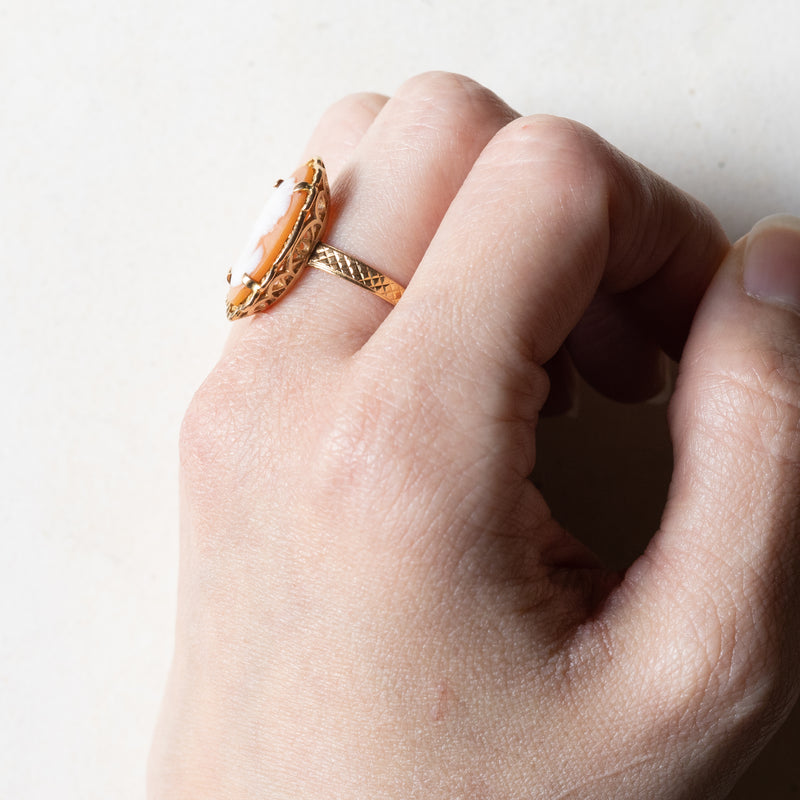 Anello vintage in oro 18K con cammeo su conchiglia, anni ‘50/‘60