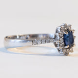 Vintage Gänseblümchenring aus 18 Karat Weißgold mit Saphir (ca. 0.35 ct) und Diamanten (ca. 0.15 ctw), 60er/70er Jahre