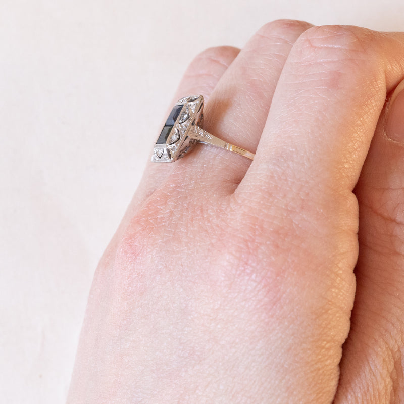 Anello Art Déco in oro giallo 18K e in oro bianco 18K con zaffiri e diamanti, anni ‘30