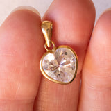 Lot comprenant un pendentif en or 18 carats avec zircon et un pendentif en forme de carte de deux coeurs en or 18 carats